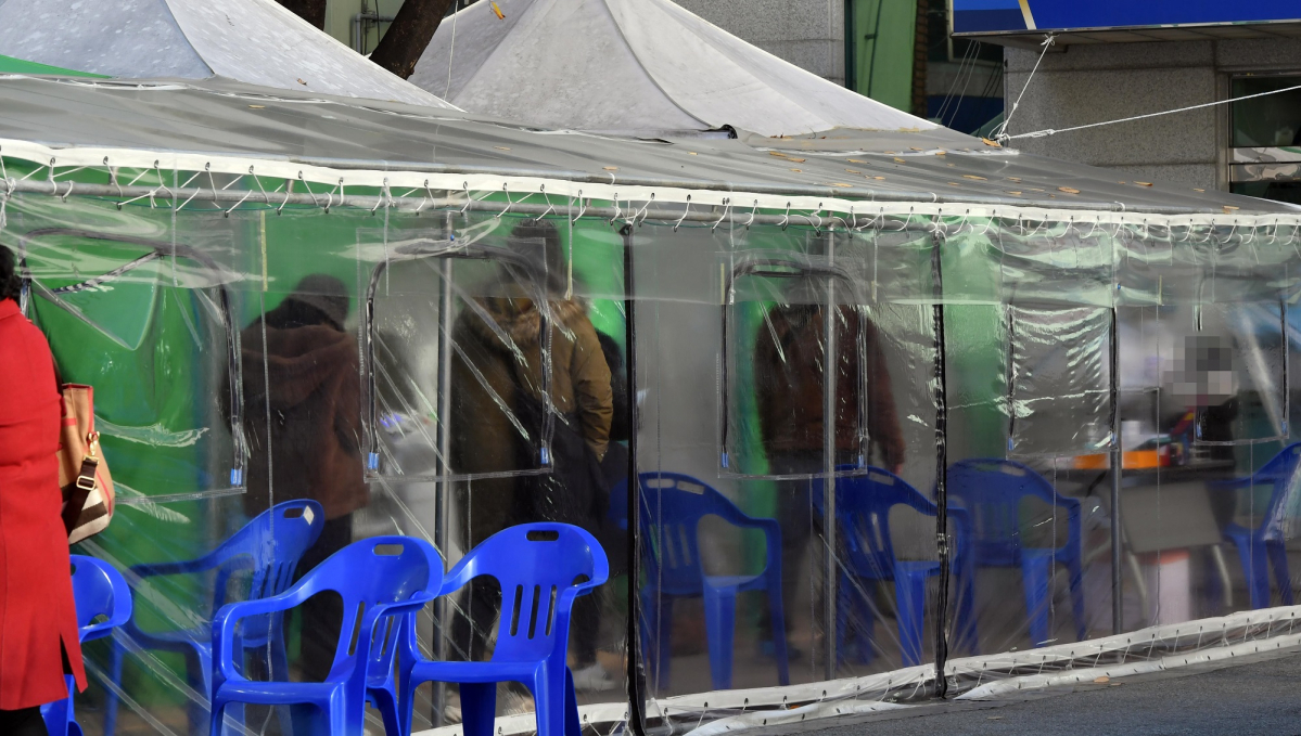 ▲지난달 24일 부산진구보건소 선별진료소를 찾은 시민들이 코로나19 진단검사를 받고 있다. (뉴시스)