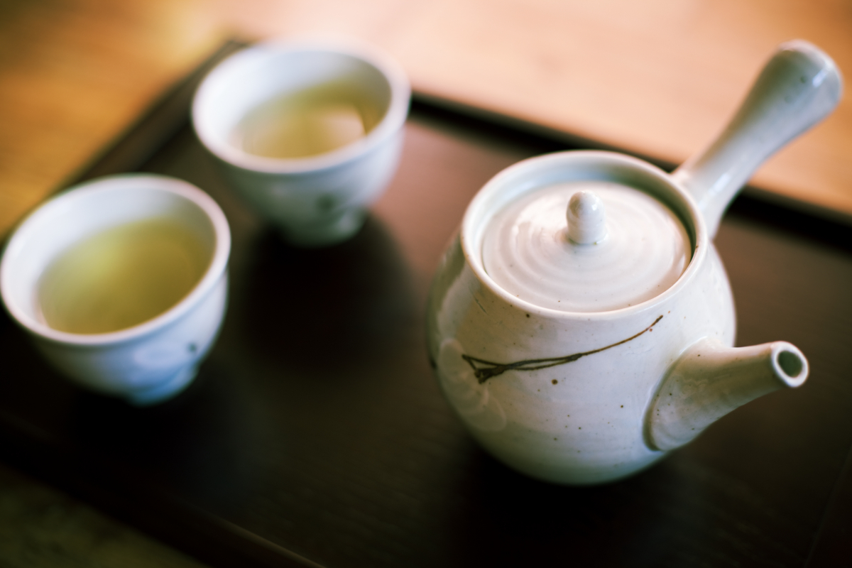 ▲찻잎을 넣어 우려내는 다관과 찻잔. 화려하고 다양한 다구가 없이도 충분히 차를 즐길 수 있다. (게티이미지뱅크)