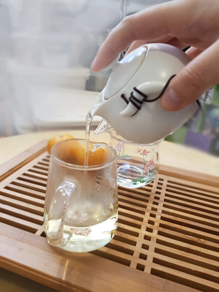 ▲대만으로 차 여행을 갈만큼 차를 좋아하는 황예지 씨는 평소 "집에서는 차 한 두 가지랑 다과 하나 정도 놓고 조촐하게 즐긴다"고 말했다. (사진제공=황예지)