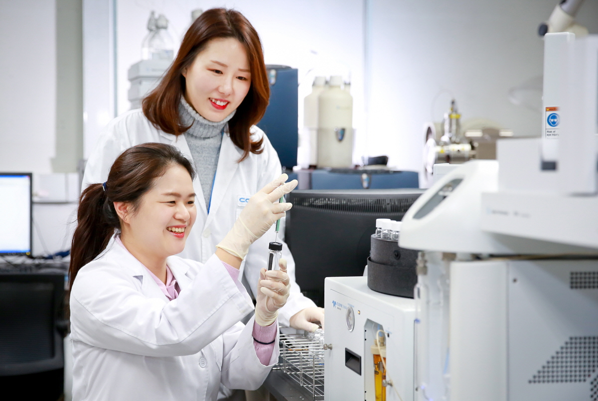 ▲코웨이 환경기술연구소가 먹는 물 검사기관 인정을 위한 국제숙련도 평가에서 13년 연속 적합 판정을 받으며 국제적인 수준의 수질분석 능력을 인정받았다. (출처=코웨이)