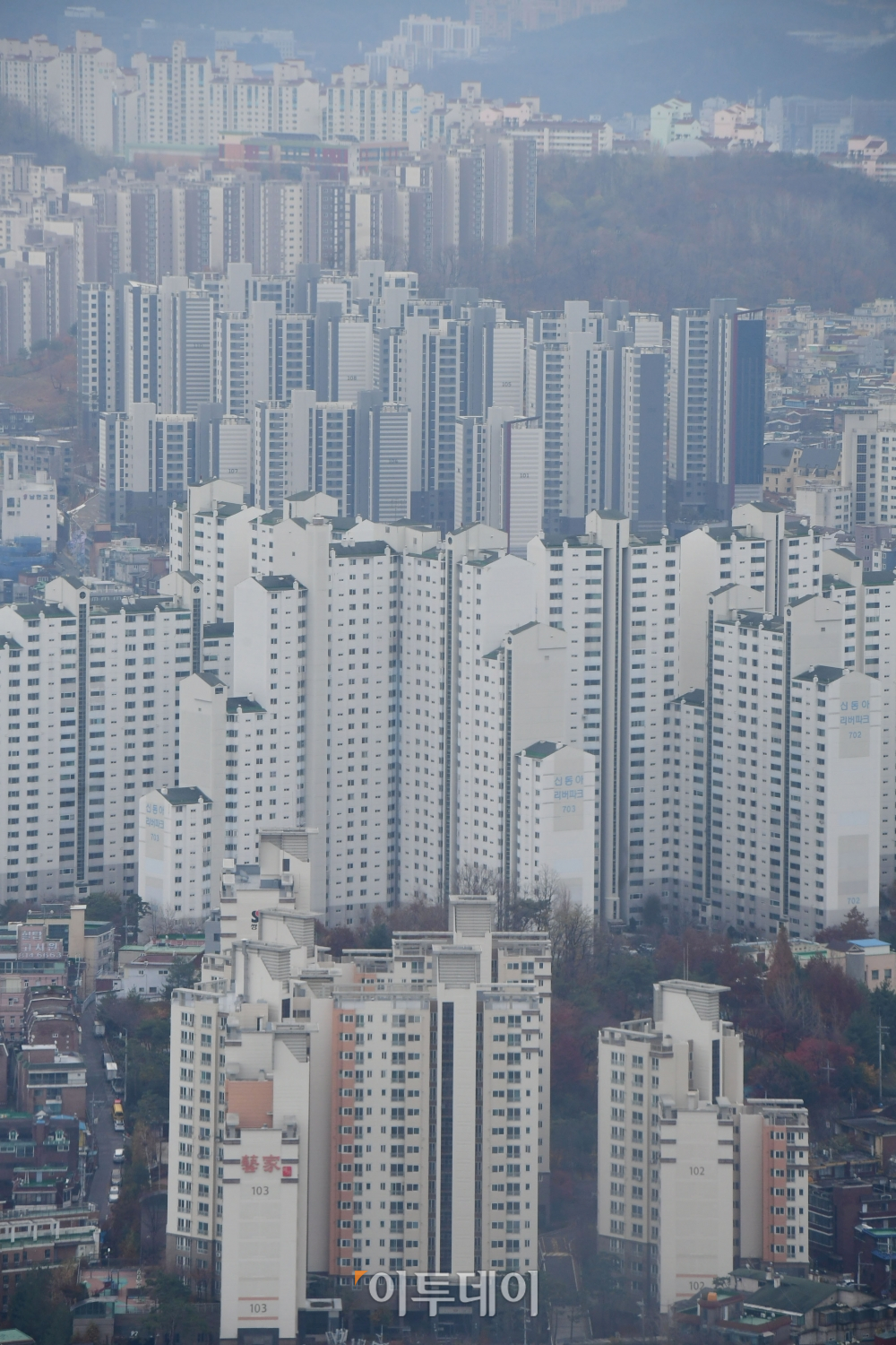 ▲올해 상반기 전국 아파트값이 10% 넘게 뛴 것으로 나타났다. 작년 1년치 상승률을 넘어서는 수치다. 수도권 아파트값 상승률도 상반기 기준으로 20년 만에 최고치까지 올랐다. 서울 영등포구 63스퀘어에서 바라본 동작구 일대에 아파트 단지들이 빼곡히 들어서 있다. 고이란 기자 photoeran@ (이투데이DB)