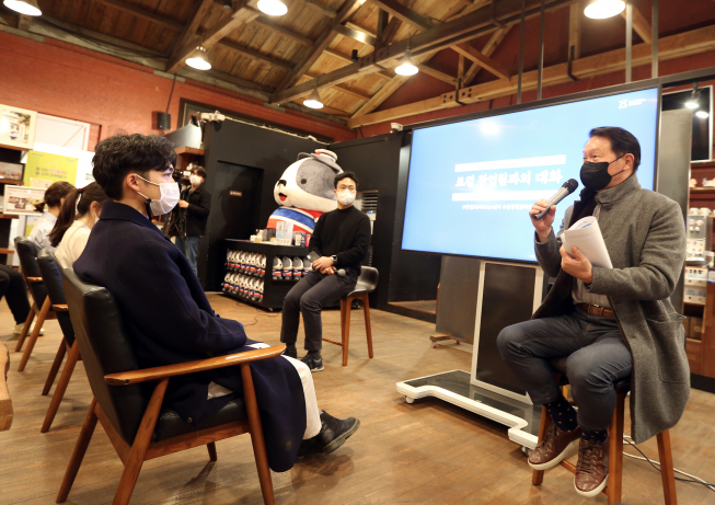 ▲최태원 SK 회장(오른쪽)이 24일 로컬라이즈 군산 청년 창업가들과 대화하고 있다.  (사진제공=SK)