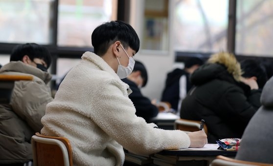▲2021학년도 대학 수학능력시험을 9일 앞둔 24일 부산 구덕고등학교에서 고3 학생들이 공부하고 있다.  (연합뉴스)