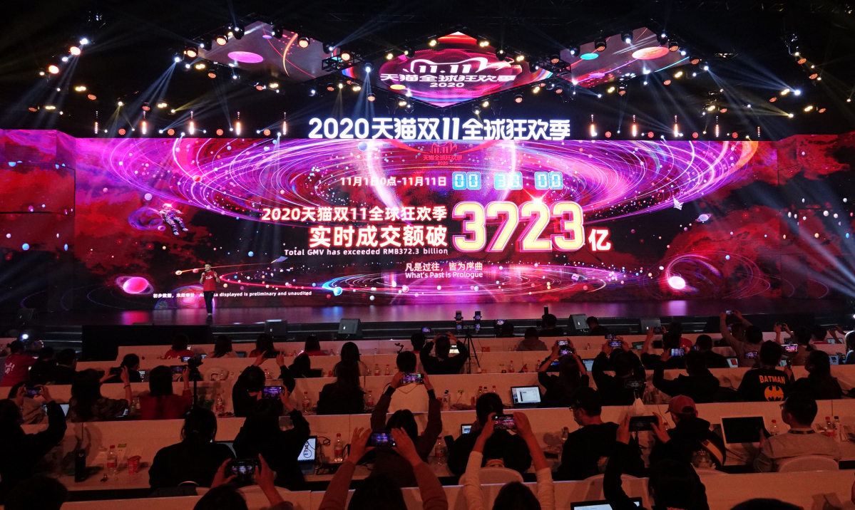 ▲11일 새벽 중국 저장성 항저우시 알리바바 본사 인근에 마련된 미디어센터 무대 화면에 지난 1일부터 11일 오전 0시 30분까지 판매된 거래액인 3천723억 위안(약 63조 원)이 표시되어 있다.  (연합뉴스)