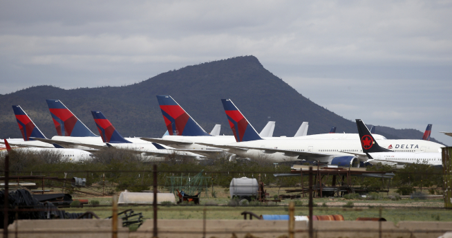 ▲미국 애리조나주 레드락의 피날에어파크에 델타항공의 항공기들이 정렬돼있다. 국제항공운송협회(IATA)는 내년 글로벌 항공 이용객 수가 지난해의 절반 수준에 그칠 것으로 전망했다. 레드락/AP뉴시스