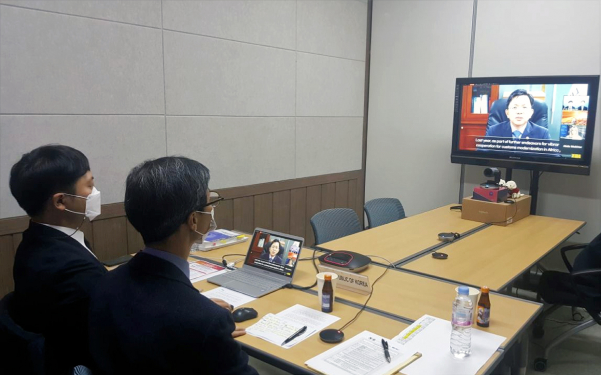▲24일 관세청 관계자들이 아프리카 무역, 투자 활성화를 위한 의견을 화상으로 나누고 있는 모습. (사진제공=관세청)