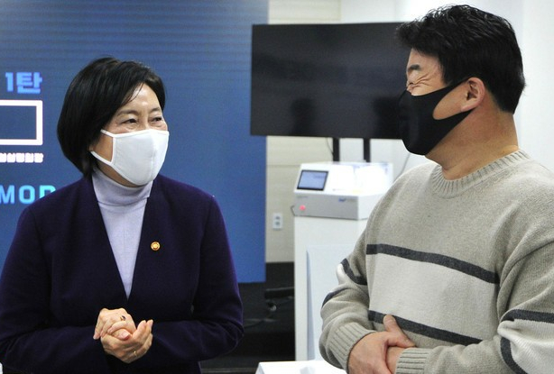 ▲박영선 중기부 장관과 백종원 더본코리아 대표가 25일 서울 서초구 더본코리아 창업설명회장에서 열린 대기업-스타트업 해결사 플랫폼 푸드테크 데모데이에 참석해 기념촬영을 하고 있다. (뉴시스)