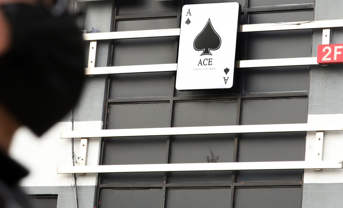 ▲24일 오후 신종 코로나바이러스 감염증(코로나19) 양성 판정을 받은 현직 해양경찰관이 방문해 많은 확진자를 낸 인천시 연수구의 한 유흥업소가 적막한 모습을 보이고 있다.  (뉴시스)