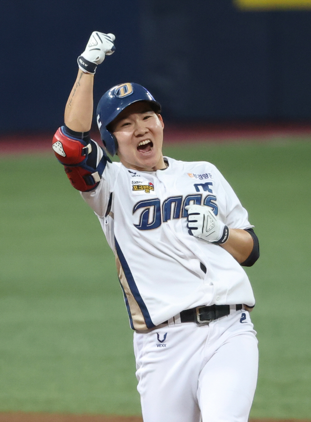 ▲2020 한국시리즈 6차전에서 박민우가 6회말 2사 만루 상황에서 좌익수 앞 2타점 적시타를 치고 환호하고 있다. (연합뉴스)