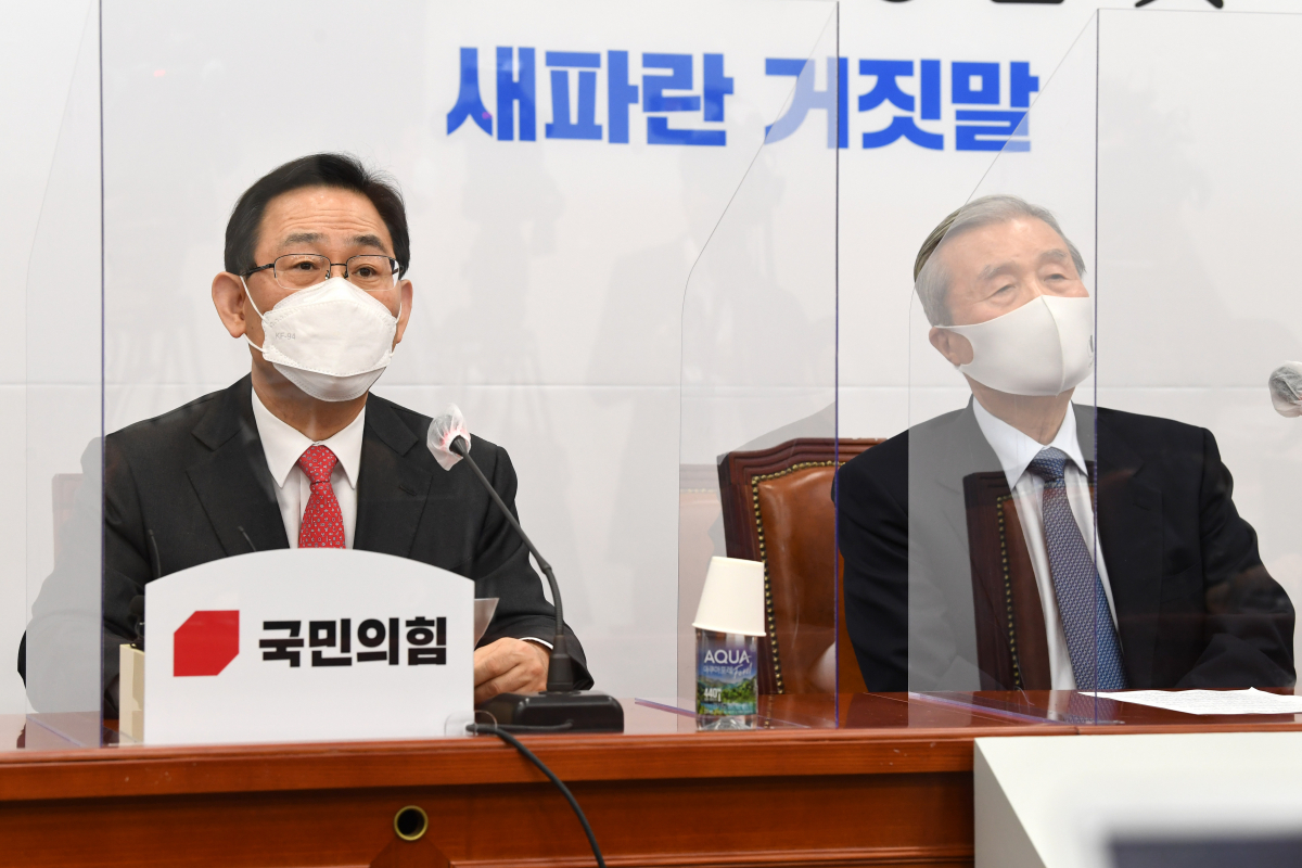 ▲주호영 국민의힘 원내대표(왼쪽)가 25일 국회에서 열린 긴급 기자회견에서 추미애 법무부 장관의 윤석열 검찰총장에 대한 징계 청구와 직무배제에 대한 입장을 밝히고 있다. 오른쪽은 김종인 국민의힘 비상대책위원장 (연합뉴스)