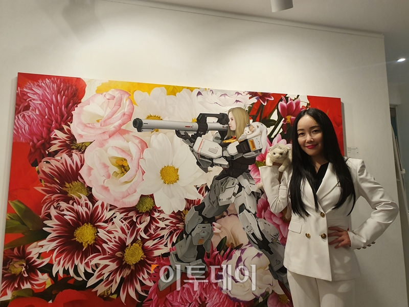 ▲팝아티스트 낸시랭이 최근 서울 마포구 진산갤러리에서 이투데이와 인터뷰에 앞서 포즈를 취하고 있다. 김소희 기자 ksh@