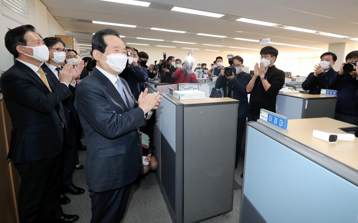 ▲정세균 국무총리가 적극 행정 우수부서 시상을 위해 25일 오후 세종시 정부세종청사 산업통상자원부를 방문해 시상식을 마친 뒤 소재부품장비협력국 직원들을 격려하고 있다. (연합뉴스)