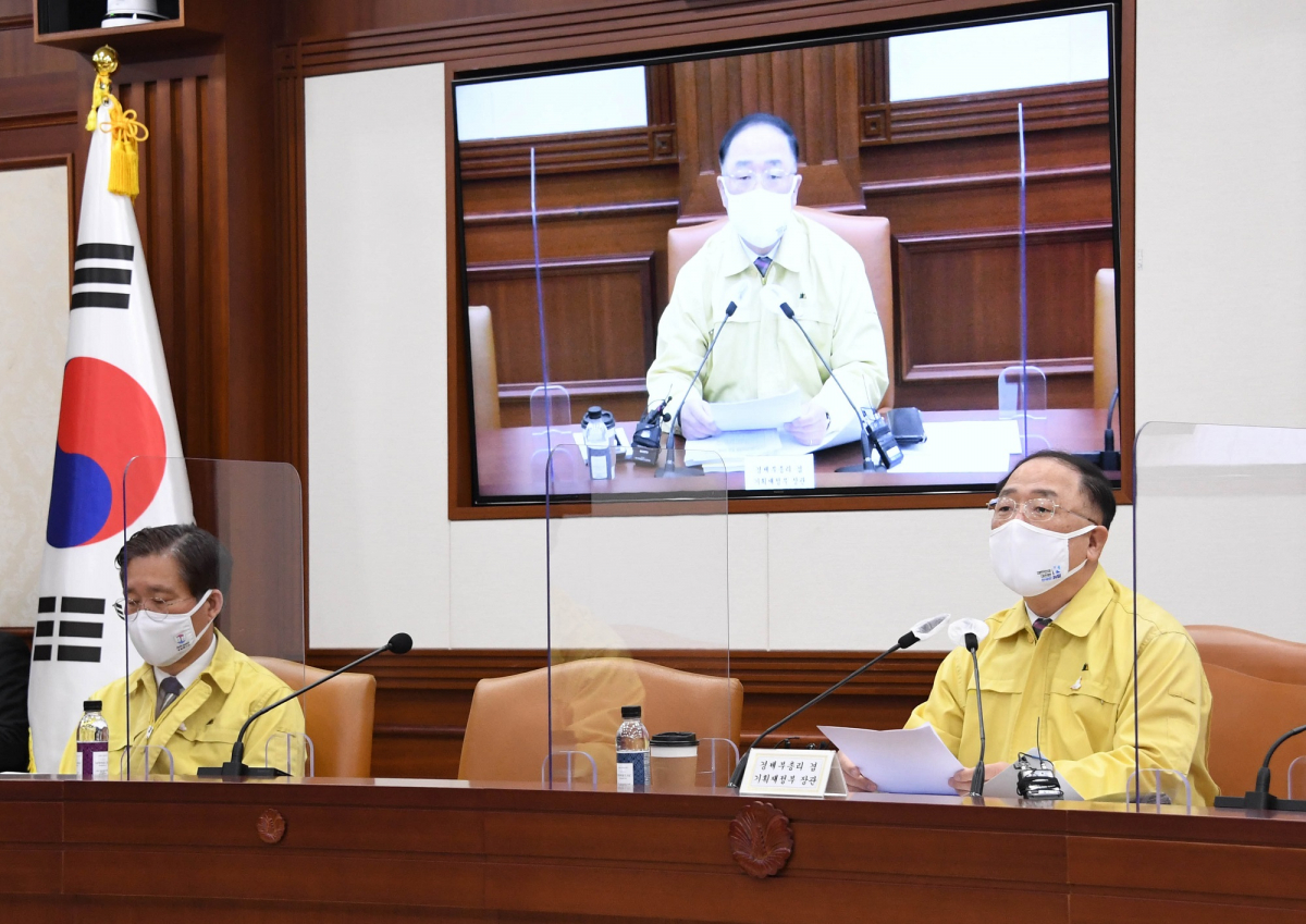 ▲홍남기 경제부총리 겸 기획재정부 장관이 26일 서울 광화문 정부서울청사에서 제6차 한국판 뉴딜 관계장관회의 겸 제21차 비상경제 중앙대책본부 회의를 주재하고 모두발언을 하고 있다. (사진제공=기획재정부)
