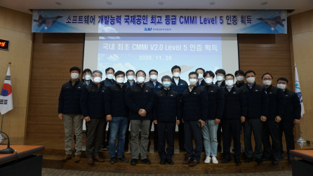 ▲한국항공우주산업이 항공기 핵심기술인 항공전자분야에서 국내 최초로 CMMI 2.0 버전의 최고 단계인 레벨 5 인증을 획득하고 기념사진을 촬영했다.  (사진제공=한국항공우주산업)