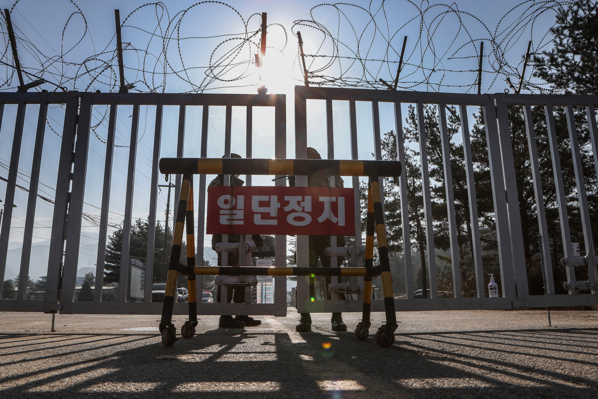 ▲26일 경기도 연천군 육군 5사단 신병교육대에서 위병소 장병이 출입문을 닫고 있다. (연합뉴스)