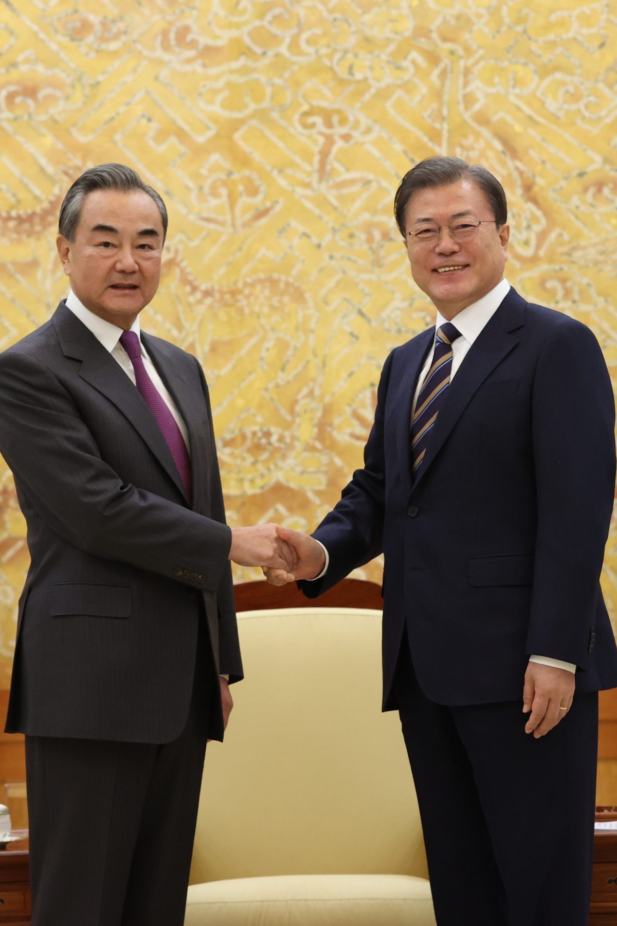 ▲<YONHAP PHOTO-3945> 왕이 외교부장과 기념촬영 하는 문재인 대통령 (서울=연합뉴스) 김주성 기자 = 문재인 대통령이 26일 오후 청와대에서 왕이(王毅) 중국 외교담당 국무위원 겸 외교부장과 기념촬영 하고 있다. 2020.11.26 utzza@yna.co.kr/2020-11-26 16:51:15/<저작권자 ⓒ 1980-2020 ㈜연합뉴스. 무단 전재 재배포 금지.>