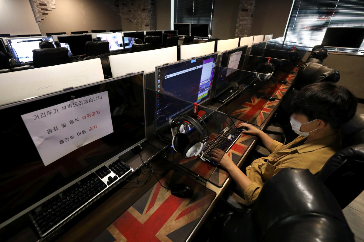 ▲고위험시설로 일시 지정됐던 PC방의 운영이 재개된 9월 서울 성동구의 한 PC방에 음식물 섭취 금지, 거리두기 등이 적시된 예방 수칙 안내문이 붙어 있다. (뉴시스)