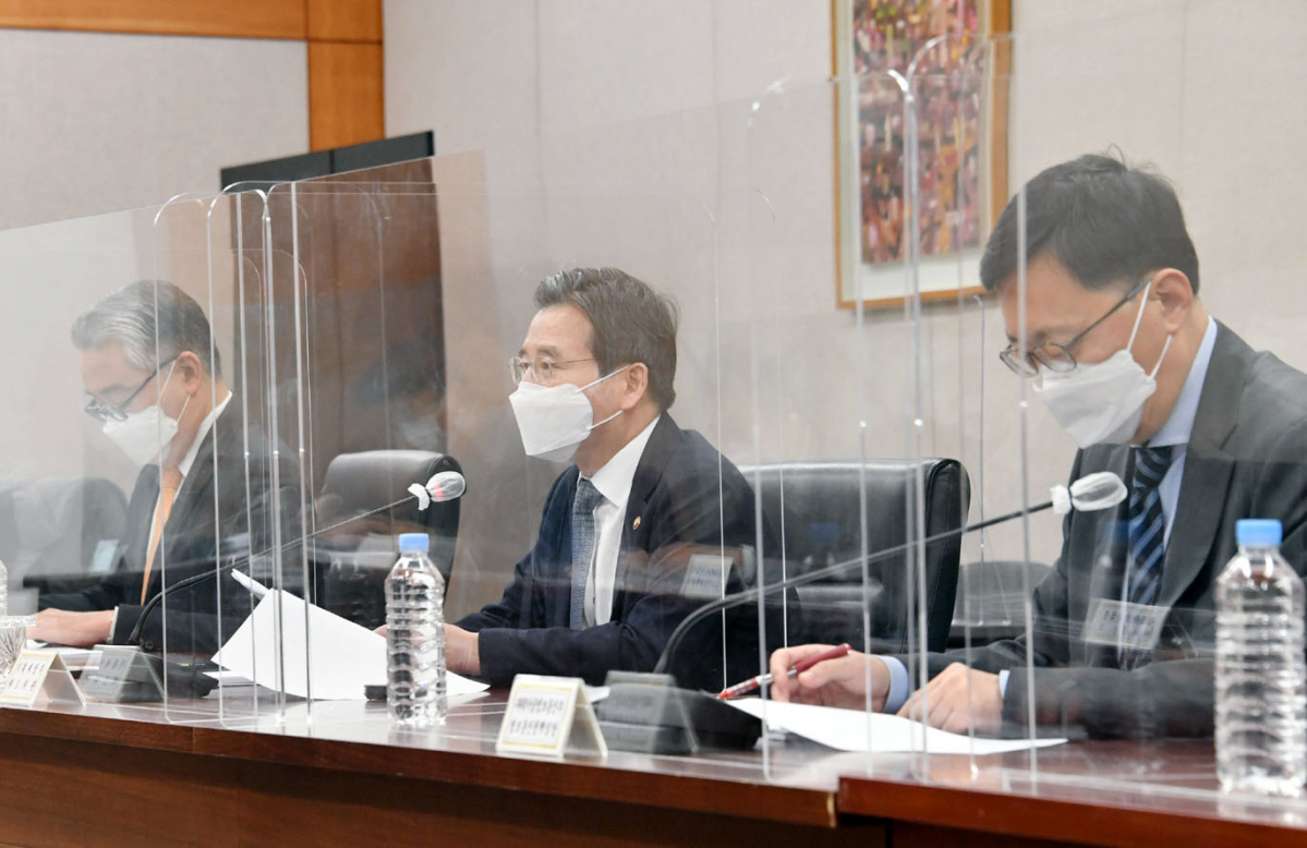 ▲김용범 기획재정부 제1차관은 27일 서울 여의도 산업은행에서 혁신성장 전략·한국판뉴딜 점검 및 물가관계차관회의를 주재하고 있다. (사진제공=기획재정부)