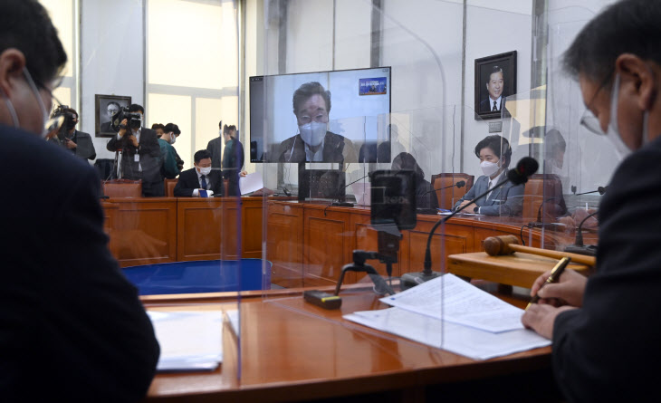 ▲더불어민주당 이낙연 대표는 27일 윤석열 검찰총장의 이른바 재판부 사찰 의혹과 관련, "책임자에 대한 법무부의 징계 절차가 신속하고 엄정하게 이행돼야 할 것"이라고 말했다. (연합뉴스)