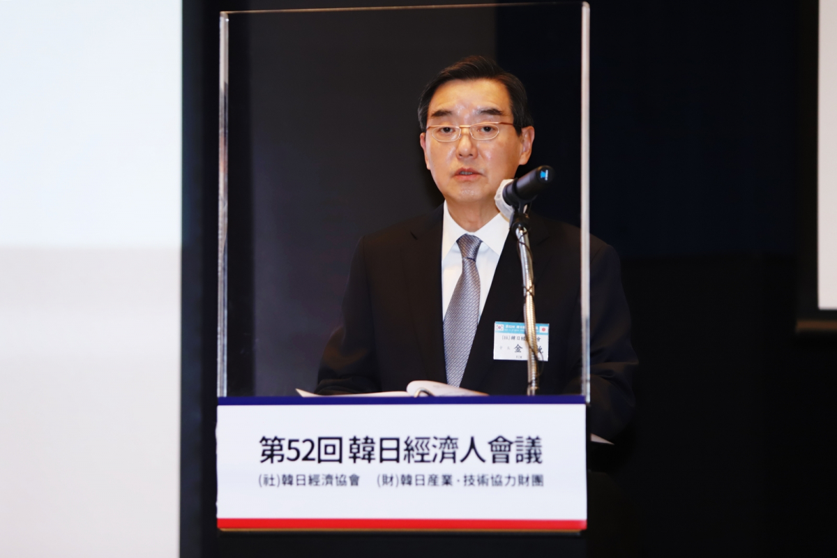 ▲김윤 한일경제협회 회장(삼양홀딩스 회장)이 27일 서울과 도쿄를 연결해 화상회의로 개최된 제52회 한일경제인 회의에서 개회인사를 하고 있다. (사진=삼양홀딩스)