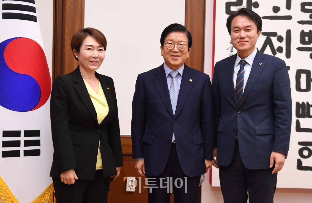 ▲김종철 정의당 신임 대표(오른쪽)와 정호진 대변인이 13일 오전 서울 여의도 국회 의장실을 찾아 박병석 국회의장을 예방하고 있다. ( 신태현 기자 holjjak@)