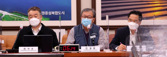 ▲진경호 전국택배연대노동조합 수석부위원장이 19일 국회 국토교통위원회에서 열린 생활물류서비스산업발전법안 공청회에 참석, 발언하고 있다.  (연합뉴스)