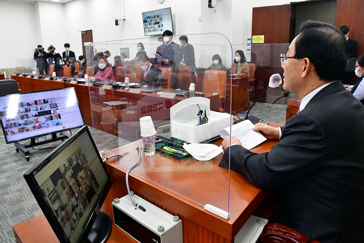 ▲주호영(오른쪽) 국민의힘 원내대표가 27일 서울 여의도 국회에서 열린 화상 의원총회에서 모두발언을 하고 있다. (공동취재사진단)