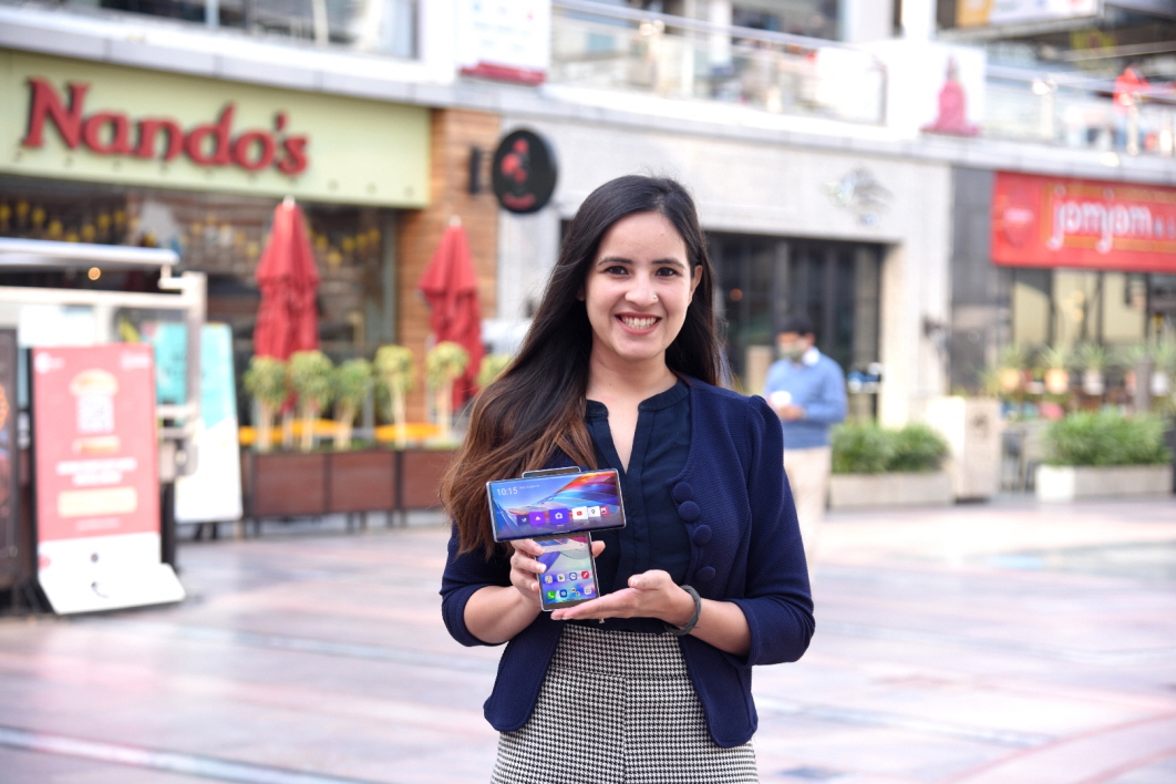 ▲LG전자가 전략 스마트폰 ‘LG 윙(LG WING)’을 인도 시장에 본격 출시하며 언택트(Untact) 마케팅을 적극 활용한다. 인도 구르가온에 위치한 한 쇼핑몰에서 모델이 LG 윙을 소개하고 있다. (사진제공=LG전자)