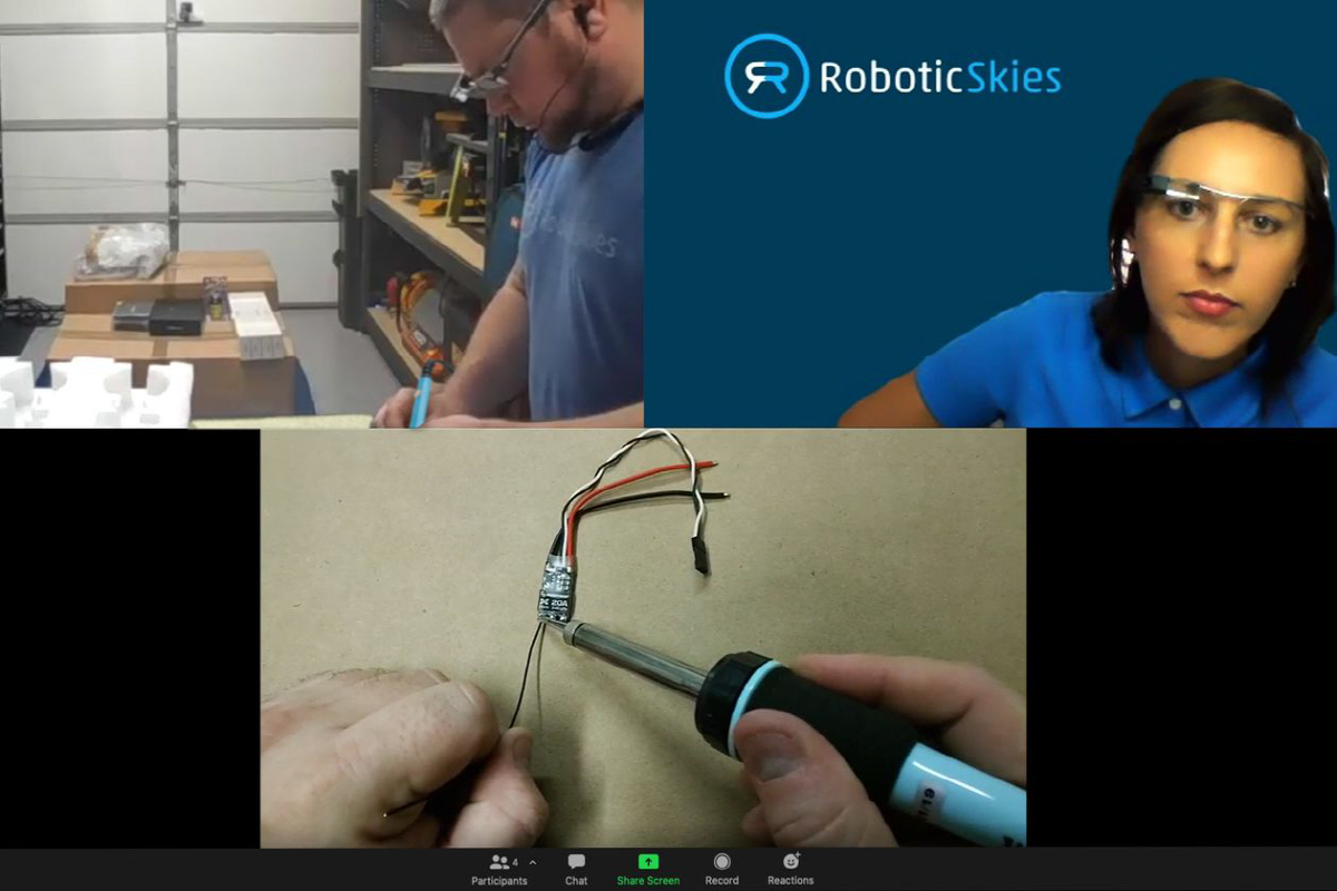 ▲드론 유지보수회사 로보틱스카이즈의 서비스 센터 직원들이 구글 스마트 안경 ‘구글글래스’를 활용, 전문가들의 조언을 원격에서 실시간으로 받으면서 제품을 수리하고 있다. 사진제공 로보틱스카이즈
