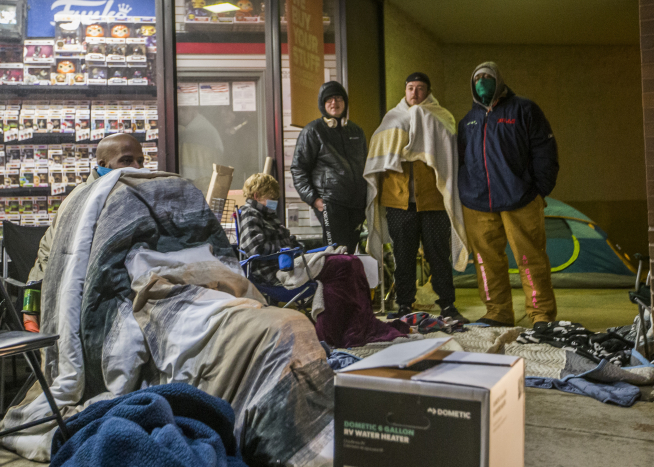 ▲미국 인디애나주 미사와카의 게임스탑 매장 앞에서 27일(현지시간) 사람들이 텐트를 치고 개점을 기다리고 있다. 미사와카/AP뉴시스