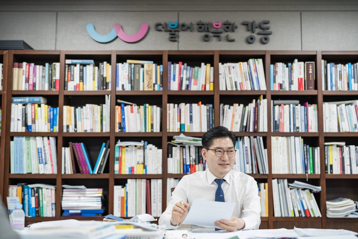 ▲이정훈 강동구청장이 지난달 30일 이투데이를 만나 강동구의 미래에 대한 구상을 밝혔다. (사진제공=강동구)