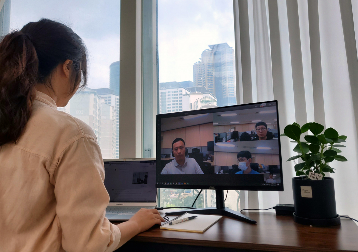 ▲SK건설 임직원들이 자택과 사무실에서 M365의 팀즈(Teams)를 통해 화상회의를 하고 있다. (사진제공=SK건설)