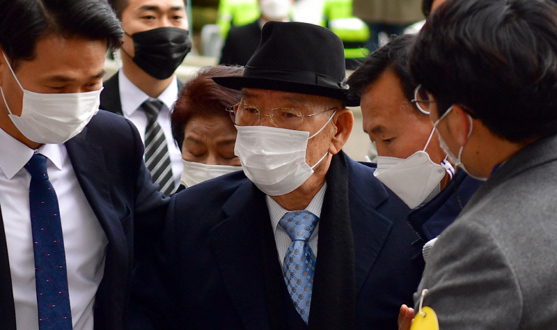 ▲마스크를 쓰고 법정에 들어가는 전두환 전 대통령. (사진=연합뉴스)