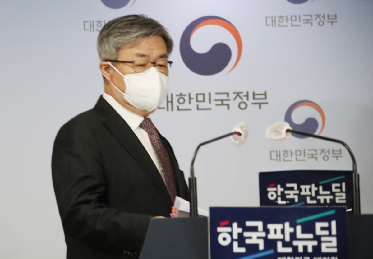 ▲이재갑 고용노동부 장관이 30일 정부서울청사에서 브리핑을 통해 주 52시간제 계도기간 연말에 종료에 관해 설명하고 있다.  (연합뉴스)