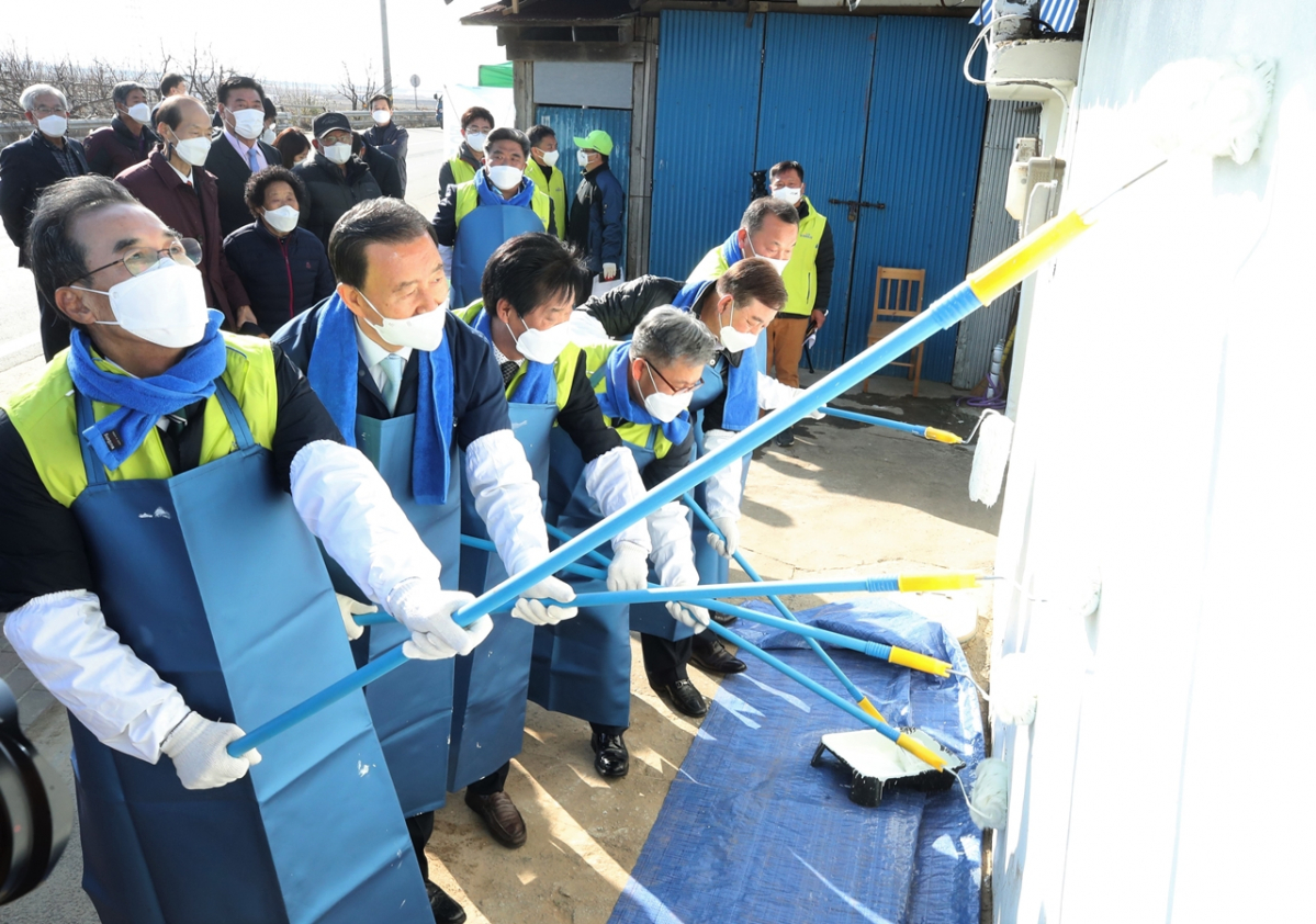 ▲이성희 농협중앙회장(왼쪽 첫번째)과 홍문표 국회 농림축산식품해양수산위원회 위원(왼쪽 두번째) 등이 30일 충남 예산군 고령 농업인 농가에서 '사랑의 집 고치기' 농가희망 봉사활동을 하고 있다. (사진제공=농협중앙회)