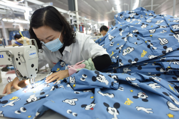▲중국 장쑤성 동하이의 의류공장에서 지난달 27일(현지시간) 직원이 재봉질을 하고 있다. 중국 국가통계국은 지난달 제조업 구매관리자지수(PMI)가 51.4라고 발표했다. 동하이/AP뉴시스