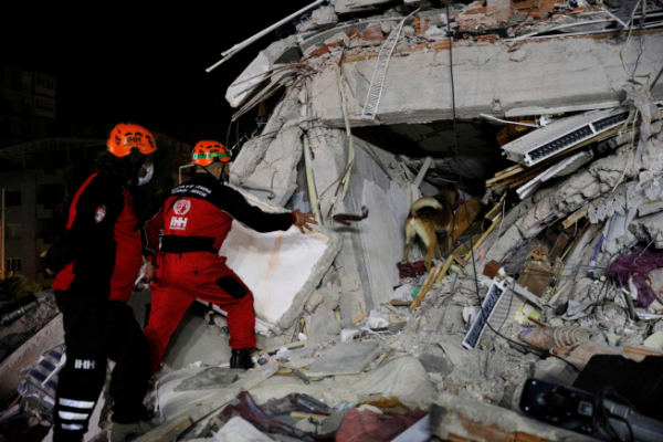 ▲터키 서부 이즈미르에서 지난달 31일(현지시간) 구조대가 무너진 건물 더미에서 생존자를 찾고 있다. 이즈미르/로이터연합뉴스