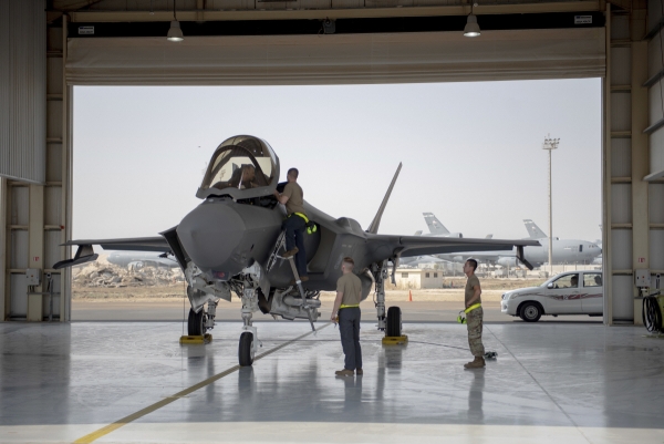 ▲아랍에미리트(UAE) 알다프라 공군기지에서 작년 8월 5일(현지시간) 미 공군 F-35 전투기 조종사와 정비원들이 임무에 나설 준비를 하고 있다. 알다프라/AP뉴시스 
