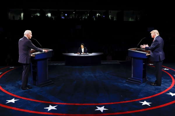 ▲도널드 트럼프 미국 대통령과 조 바이든 민주당 후보가 22일(현지시간) 미국 테네시주 내슈빌에 위치한 벨몬트대학에서 대선 전 마지막 토론을 벌이고 있다. 내슈빌/신화뉴시스
