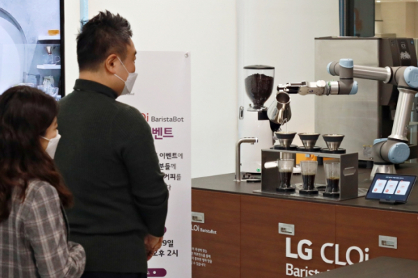 ▲LG전자가 최근 서울 강서구 LG사이언스파크에서 임직원들을 대상으로 'LG 클로이 바리스타봇'을 소개하며 만족도 등을 조사하는 이벤트를 마련했다. LG전자 직원들이 LG 클로이 바리스타봇이 만드는 커피를 기다리고 있다. (사진제공=LG전자)