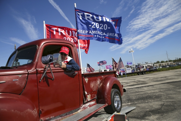 ▲1일(현지시간) 미국 텍사스주 휴스턴에서 트럼프 대통령 지지자인 한 남성이 자신의 트럭에 깃발을 매달고 운전하고 있다. 휴스턴/AP뉴시스
