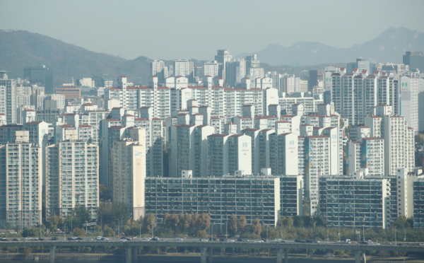 ▲전세난을 피해 집을 매수하려는 수요자들이 늘고 있다. 서울 시내에 들어선 아파트 단지들 모습.   (연합뉴스 )