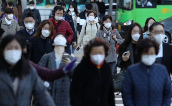 ▲절기상 서리가 내린다는 '상강'인 지난달 23일 오전 서울 영등포구 여의도버스환승센터 인근에서 시민들이 출근길 발걸음을 재촉하고 있다. (뉴시스)