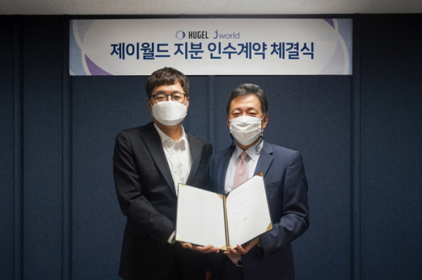 ▲장철 제이월드 이사(왼쪽)와 손지훈 휴젤 대표가 지분 인수계약 체결식에서 기념촬영하고 있다.

 (사진제공=휴젤)