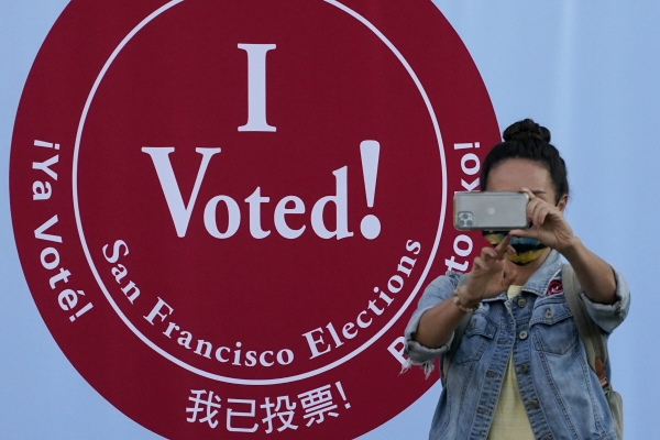▲2일(현지시간) 미국 샌프란시스코에서 사전투표를 마친 한 여성이 ‘I Voted!(투표했다!)’가 쓰여진 로고 앞에서 사진 촬영을 하고 있다. 샌프란시스코/AP뉴시스