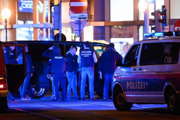 ▲오스트리아 빈에서 2일(현지시간) 경찰이 총격 테러 현장에 도착해 조사하고 있다. 빈/EPA연합뉴스