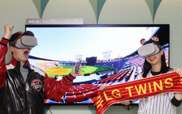 ▲LG유플러스 관계자들이 ‘8K 소셜VR 실감 야구 중계’를 체험하고 있다. (사진제공=LG유플러스)