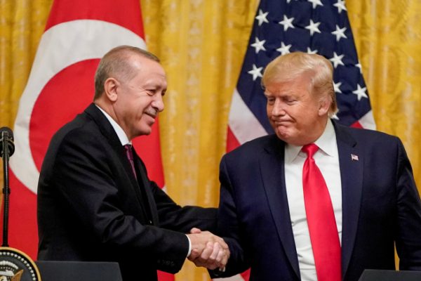▲레제프 타이이프 에르도안(왼쪽) 터키 대통령과 도널드 트럼프 미국 대통령이 지난해 11월 13일(현지시간) 워싱턴D.C. 백악관에서 정상회담 후 악수하고 있다. 워싱턴D.C./로이터연합뉴스