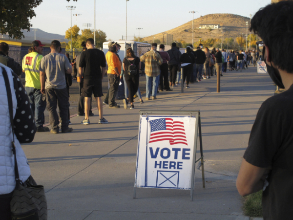 ▲미국 네바다주 스파크스에서 유권자 100여명이 투표소 앞에서 대기하고 있다. 스파크스/AP연합뉴스