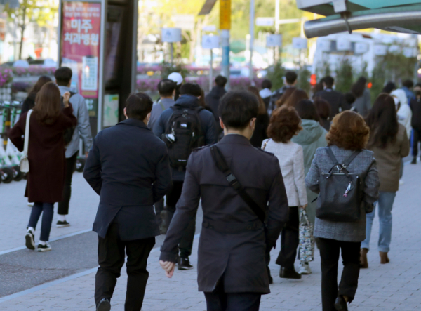 ▲기온이 떨어져 추운 날씨를 보인 4일 오전 부산 도시철도 동래역 앞에서 시민들이 발걸음을 재촉하고 있다. 